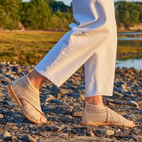 NWT Born Iwa Mac Woven Ankle Zip Sandals Cream Women’s Size 6 - Picture 2 of 14